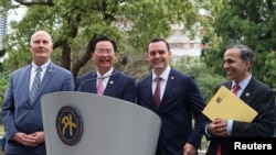 资料照:(左一)美国国会共和党议员约翰·穆罗尔 (John Moolenaar)跟随众议院中共问题特设委员会时任主席加拉格尔(Mike Gallagher 右二)访问台湾期间在台北与台湾外长吴钊燮(左二)出席记者会。(2024年2月22日)