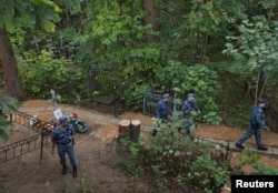 俄罗斯安保人员在圣彼得堡普里戈津的墓地附近站岗。(2023年8月29日)