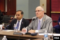 资料照:众议院中共问题特设委员会召开圆桌会议讨论香港现状。图右为委员会主席约翰·穆勒纳尔,左为委员会首席民主党人拉贾·克里希纳莫提。(2024年5月23日,美国之音记者李逸华拍摄)