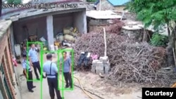 视频截图显示山东泰安警察向李吉成父亲问话(视频来源:李吉成)