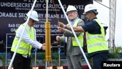 菲律宾国防部长加尔维斯、美国空军部长弗兰克·肯达尔和一名菲律宾空军代理指挥官在菲律宾巴萨空军基地举行简易机场扩建和修复项目的奠基仪式。 (2023年3月20日)