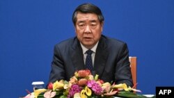 资料照:中国国务院副总理何立峰在一个记者会上讲话。(2023年9月25日)