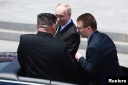 지난 19일 블라디미르 푸틴 러시아 대통령과 김정은 북한 국무위원장이 북한 평양 김일성 광장에서 공식 환영식에 참석 중 대화를 나누는 모습.