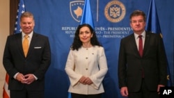 科索沃总统奥斯曼尼(中)会见美国西巴尔干地区特使埃斯科巴尔和欧盟特使拉贾克。(2023年6月6日)