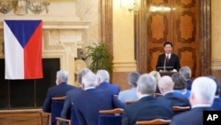 资料照片：台湾外交部长吴钊燮2021年10月27日在捷克共和国布拉格访问捷克参议院时发表演讲。（美联社照片）