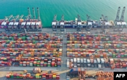 中国广东深圳港的集装箱和吊车 (2022年12月25日)