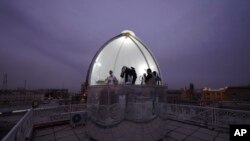 2023 年 4 月 20 日,伊拉克纳杰夫,什叶派观察新月以确定伊斯兰教第 10 个月的开始,这标志着长达一个月的斋月禁食的结束和开斋节的开始。