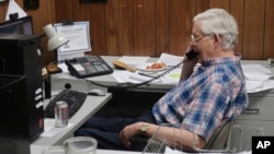 Eric Meyer, pemilik surat kabar Marion County Record di Kansas, tengah melakukan wawancara telepon mengenai penggerebekan surat kabarnya yang dilakukan polisi pada 14 Agustus 2023. (Foto: AP/John Hanna)