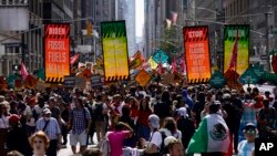 资料照片: 2023年9月1 日纽约气候活动人士在麦迪逊大道抗议能源政策和使用化石燃料