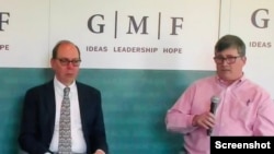 美国国务院主管中国和台湾事务的副助理国务卿蓝墨客(Mark Baxter Lambert)(右)2024年4月29日在美国德国马歇尔基金会发表讲话(画面来源:美国德国马歇尔基金会视频截图)