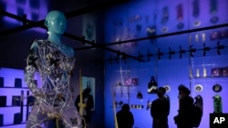 百度集度电动车发布了首款汽车机器人量产概念车ROBO-01，显示其人工智能技术。（2023年2月14日）