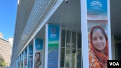 世界银行华盛顿总部外张贴的春季会议图案。(2023年4月10日,美国之音锺辰芳拍摄)