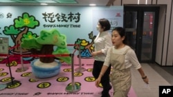 北京一家商场发放购物券的展台。(2024年7月25日)