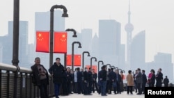 资料照:游客在上海外滩可以遥看陆家嘴金融区。(2023年3月7日)