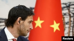 资料照：荷兰外交部长沃普克·霍克斯特拉 (Wopke Hoekstra) 在北京与时任中国外长秦刚会晤后出席新闻发布会。（2023年5月23日）