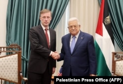 美国白宫国家安全顾问杰克·沙利文(Jake Sullivan)与巴勒斯坦权力机构主席马哈茂德·阿巴斯(Mahmoud Abbas)在西岸举行会晤。(2023年12月15日)