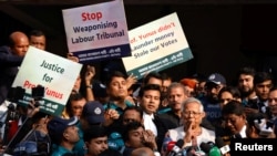 2024年1月1日,孟加拉国诺贝尔和平奖获得者穆罕默德·尤努斯(身穿白背心者)在违反劳动法案件中被判处六个月监禁。(路透社照片)