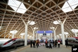 资料照片:2023年10月2日,在印度尼西亚雅加达哈利姆站举行的东南亚首条高速铁路开通仪式期间,高速列车停在印度尼西亚雅加达的哈利姆站,这是中国“一带一路”基础设施倡议下的一项重点项目。(美联社照片)