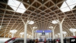 资料照片:2023年10月2日,在印度尼西亚雅加达哈利姆站举行的东南亚首条高速铁路开通仪式期间,高速列车停在印度尼西亚雅加达的哈利姆站,这是中国“一带一路”基础设施倡议下的一项重点项目。(美联社照片)