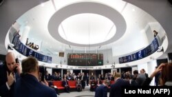 Para pedagang komoditas metal di lantai perdagangan terbuka di London Metal Exchange (LME) di London, 18 Februari 2016. (Foto: Leon Neal/AFP)