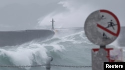 台风“格美”(Gaemi)逼近台湾基隆之际,海浪拍打着防护墙。(2024年7月24日)