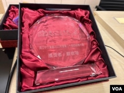 华裔美籍作家严歌苓获颁“自由写作奖”,她在预录影片中期许自己能在生命最后阶段写出的最好作品。(美国之音特约记者杨安摄影)