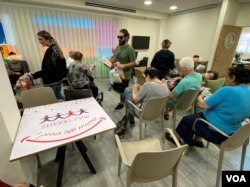 一位叫Iris 的以色列妇女,长期在固定时间到SHEKEL Sigaliyot 日照中心当志工,但因战争需照顾无法上学的孩子,而无法来当志工,10月25日她托人送来一大箱零食和一大箱各式桌上游戏给受照护老人,让这些如孩子般的老人特别开心。(美国之音 赖素芬)