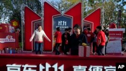 资料照:中国电子商务平台京东北京总部的“双十一”网上零售盛会的展台。(2023年11月11日)