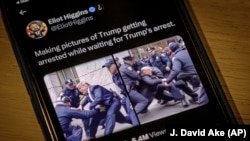 Gambar-gambar buatan Eliot Higgins menggunakan kecerdasan buatan (AI), menunjukkan bentrokan fiksional antara Donald Trump dengan kepolisian New York City. Gambar ini diunggah di akun Twutter Higgins, tampak pada sebuah iPhone di Arlington, Amerika Serikat, Kamis (23/3). Gambar-gambar super detail dan sensasional ini, yang tidaklah asli, diproduksi menggunakan mesin pembuat gambar yang canggih dan mudah diakses.