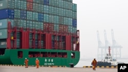 资料照:中国天津港的集装箱船