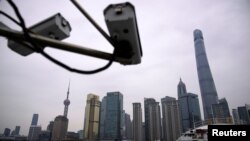 资料照:监控摄像头俯视上海浦东陆家嘴金融区。(2020年1月15日)