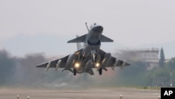 资料照片:一架中国解放军战机从位于南京的东部战区起飞,执行台湾周边战备警巡演训。(2023年4月8日)