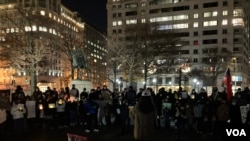 2022年12月,华盛顿的中国留学生在白纸运动期间举办守夜活动。(张津睿提供)