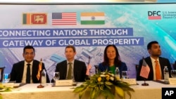 从左至右,斯里兰卡外交部长阿里·萨布里、美国国际开发金融公司首席执行官斯科特·内森、美国驻斯里兰卡大使郑智允和阿达尼港口首席执行官卡兰·阿达尼2023年11月8日星期三在斯里兰卡科伦坡举行会议。(美联社照片)