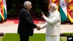 印度总理纳伦德拉·莫迪2023年7月21日在新德里会晤欢迎斯里兰卡总统拉尼尔·维克勒马辛哈(左)