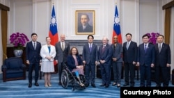 美国国会代表团在民主党籍联邦参议员塔米·达克沃斯(左4坐轮椅者)领导下访台,在总统府与台湾总统赖清德(左5)会晤。(2024年5月29日,台湾总统府提供)