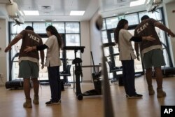 Seorang fisioterapis tengah membantu seorang tentara Israel pada sesi perawatan di Pusat Rehabilitasi Gandel yang baru, di rumah sakit Hadassah, Yerusalem, Israel, Rabu, 21 Februari 2024. (AP/Leo Correa)