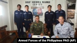 菲律宾军事参谋长罗密欧·布劳纳将军(中)与菲律宾武装部队西部司令部司令阿尔贝托·卡洛斯(右)在有争议的南中国海仁爱礁(当地称为阿云金礁)视察长期搁浅的菲律宾海军运输舰马德雷山脉号(BRP Sierra Madre)。(2023年12月10日)