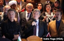 Dubes Palestina untuk Indonesia, Zuhair Al-Shun (tengah) menyampaikan situasi terkini di Gaza kepada wartawan, Kamis (2/11) malam di Jakarta