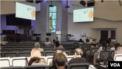 西北华人浸信会牧师用英语对大部分是台积电员工家属的会众介绍美国文化、节日及成语的由来。(美国之音记者刘恩民拍摄)