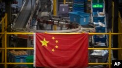 中国国旗悬挂在北京一个网上购物分拣处的货仓。(2020年11月11日)