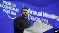 资料照片:乌克兰总统泽连斯基在瑞士达沃斯经济论坛年会上讲话。(2024年1月16日)