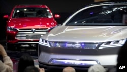 白宫上周指示美国商务部对中国制造的“互联汽车”(connected vehicle)进行国家安全风险调查。美国官员将汽车比作“装了轮子的智能手机”,若不对来自“对手国家”的互联汽车加以限制,美国将面临更多的间谍活动风险。中国政府对其汽车工业进行巨额补贴的同时,还批评美欧对中国车企的调查暴露了自身在电动车行业可能落后的焦虑。分析认为,美国此举是西方国家应对中国汽车全球扩张的一种对策,也是在美中科技交锋中“去风险”行动的一部分。