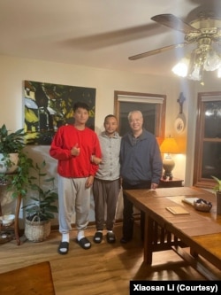 李小三与大儿子走线成功后在美国与牧师合影。(照片受访者提供)