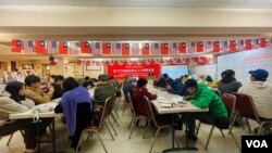 2023年12月10日,美国旧金山华人在旧金山国父纪念馆为中国监狱中的政治犯良心犯签名寄圣诞新年贺卡现场。(周星晨 摄影)