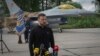 资料照片：乌克兰总统泽连斯基在站在一家乌克兰空军F-16战斗机前回答记者的提问。(2024年8月4日)