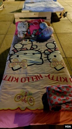 特拉维夫国家剧院哈比玛广场上的两百多张床,表达人们对人质的牵挂 - 这是其中的一张儿童床(美国之音/唐丹鸿)