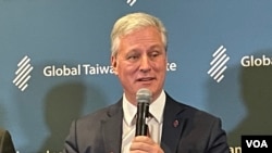 前美国白宫国家安全顾问罗伯特·奥布莱恩在全球台湾研究中心工作组报告发布会上讲话。(2023年12月6日,美国之音锺辰芳拍摄)