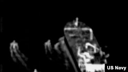 这张从美国海军波音 P-8 Poseidon巡逻侦察机的监控视频中拍摄的静止图像显示 2023 年 6 月 4 日在霍尔木兹海峡的一艘商船附近的三艘伊朗革命卫队快速攻击舰。(美联社转发美国海军图片)