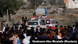 Đoàn xe cứu thương và 1 xe tải của LHQ đi đến miền bắc Gaza khi Israel và Hamas ngừng bắn tạm thời, 24/11/2023. (REUTERS/Ibraheem Abu Mustafa)